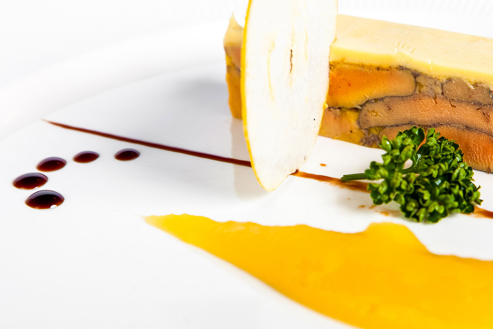 Terrine de foie gras et son coulis de mangue