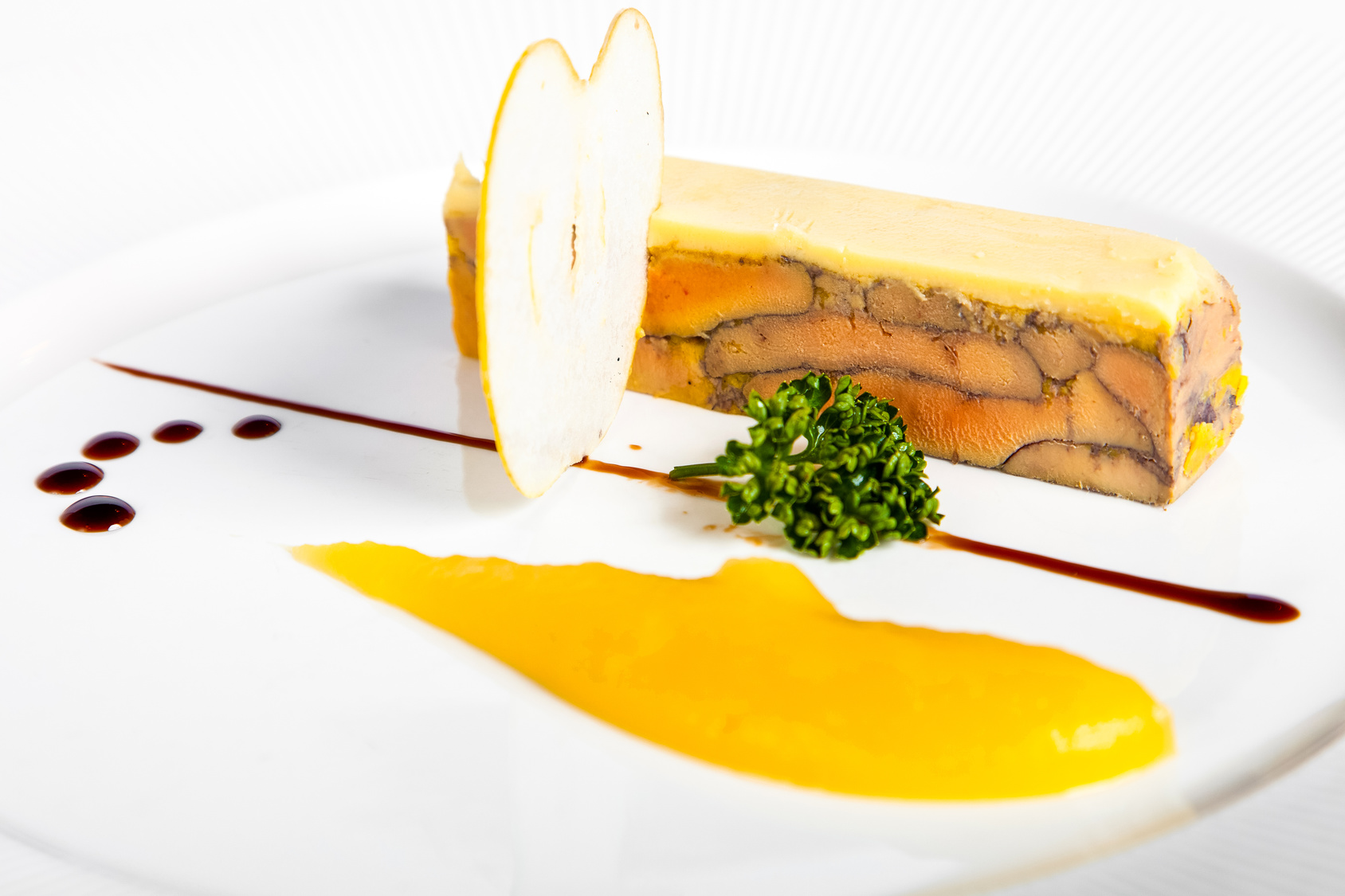 Terrine de foie gras et son coulis de mangue